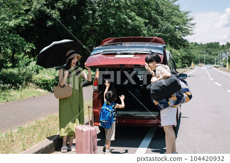 暑假期間,微笑的父母和孩子育兒家庭開車去家庭旅行 暑假期間,微笑的父母和孩子育兒家庭開車去家庭旅行 104420932