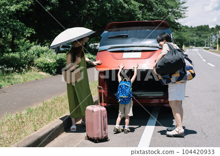 A smiling parent and child child-rearing family going on a family trip by car during summer vacation A smiling parent and child child-rearing family going on a family trip by car during summer vacation 104420933