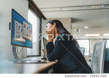 work in a fancy office 104421194