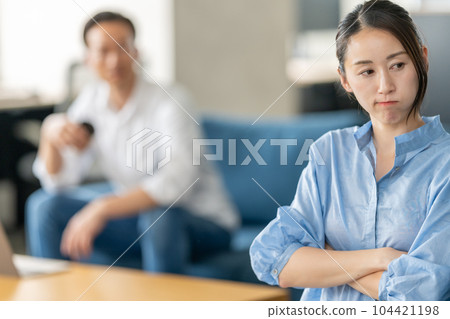 一對情侶在吵架。 104421198