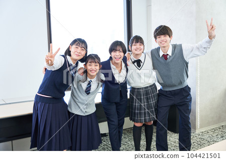 A junior high school student taking a commemorative photo with a teacher 104421501