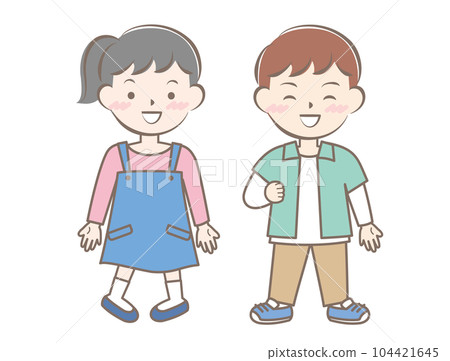 微笑的孩子穿著長袖衣服秋春全身 104421645