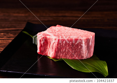 日本牛肉，黑盤上的和牛夏多布里昂牛肉 104421837