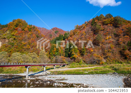 新潟縣湯澤町魚野川新本橋秋景 新潟縣湯澤町魚野川新本橋秋景 104421953