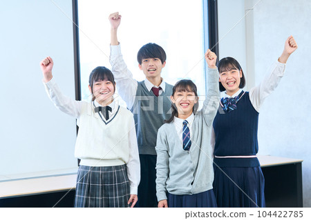 初中生熱情合影 104422785