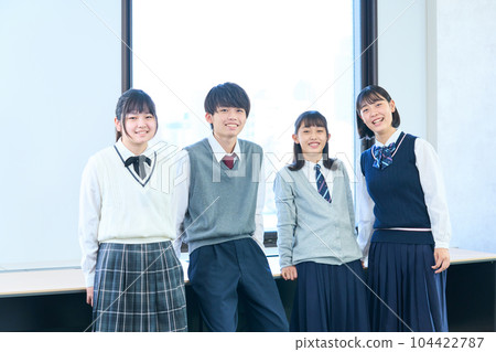 Junior high school students taking a group photo 104422787