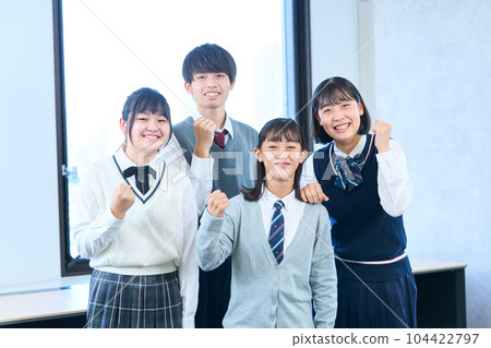 初中生熱情合影 104422797