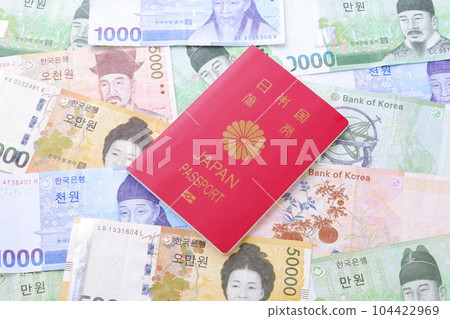 日本護照(普通護照10年紅色)和韓元KRW紙幣 日本護照(普通護照10年紅色)和韓元KRW紙幣 104422969