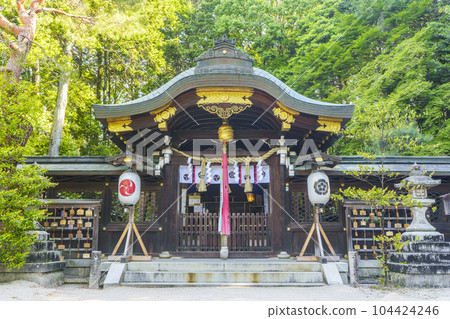 綠樹環繞的八台神社正殿(京都府京都市左京區一乘寺) 綠樹環繞的八台神社正殿(京都府京都市左京區一乘寺) 104424246