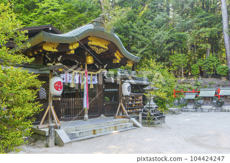 綠樹環繞的八台神社正殿(京都府京都市左京區一乘寺) 綠樹環繞的八台神社正殿(京都府京都市左京區一乘寺) 104424247