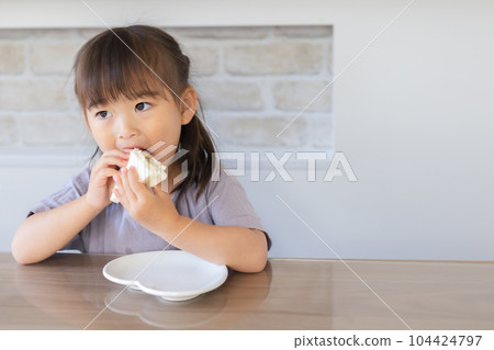 孩子吃零食 104424797