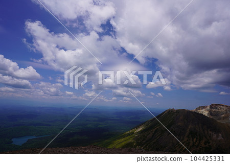 從阿寒山山頂望去的Onneto 104425331