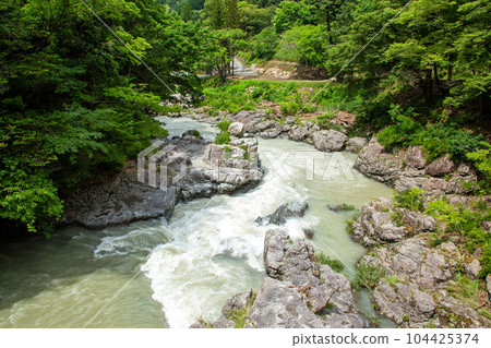 秋川溪谷|從吊橋上看到的山澗溪水氣勢磅礴 秋川溪谷|從吊橋上看到的山澗溪水氣勢磅礴 104425374