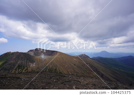 從阿寒山山頂看到的母寒岳 從阿寒山山頂看到的母寒岳 104425375