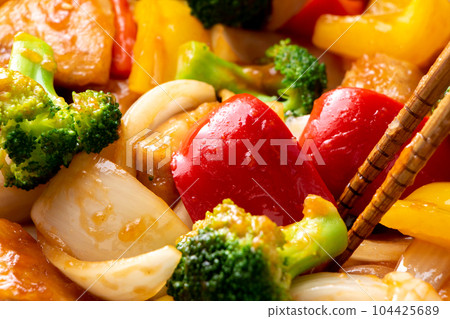 A cooking scene where vinegared chicken is made in a frying pan. 104425689