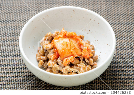 泡菜納豆。納豆擺盤，白菜泡菜澆頭。 104426288