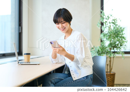 Young woman in the office Telework Remote work 104426642