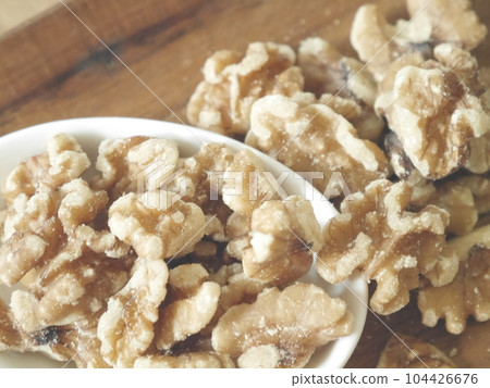walnuts on a plate 104426676