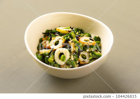 竹輪和秋葵拌有鹿尾菜 竹輪和秋葵拌有鹿尾菜 104426815