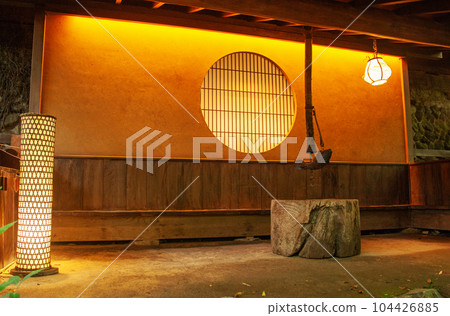 黑茶屋秋野 | 光與影交織所營造出的魔幻氛圍令人著迷。 104426885