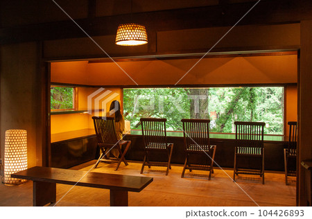 黑茶屋秋野 | 光與影交織所營造出的魔幻氛圍令人著迷。 104426893