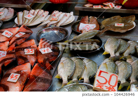 魚在香港島北角的一個市場上出售。日本有很多魚不熟悉 104426946