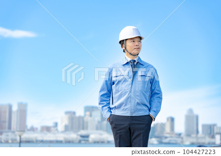 工作服、頭盔、藍天的男性 104427223