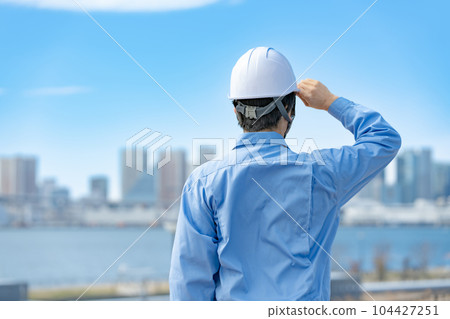 工作服、頭盔、藍天的男性 104427251
