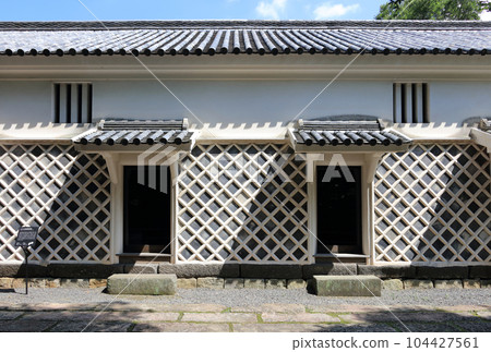 四國博物館丸龜氏官倉（面對通往丸龜港的海灣的米倉） 104427561