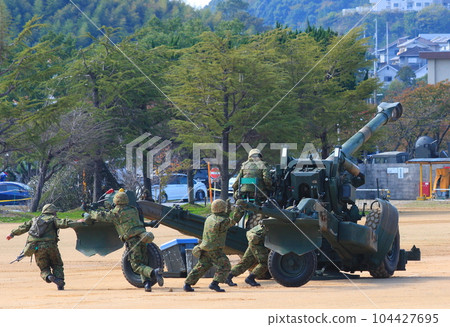 155毫米榴彈砲FH-70空白射擊展示：人力部署 104427695