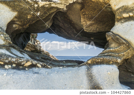 Umanose Domon, a famous spot on Jogashima Seascape seen from a sea cave [Miura City, Kanagawa Prefecture] 104427860