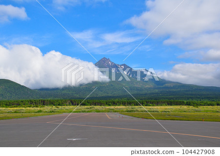 從利尻機場出發前往春天的利尻山 104427908