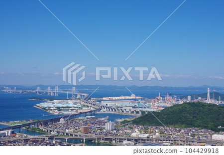 香川縣宇多津町 從青野山眺望聖辻山和瀨戶大橋 香川縣宇多津町 從青野山眺望聖辻山和瀨戶大橋 104429918