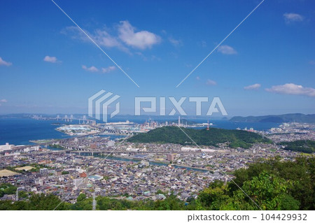 香川縣宇多津町 從青山眺望瀨戶大橋和五色台 香川縣宇多津町 從青山眺望瀨戶大橋和五色台 104429932