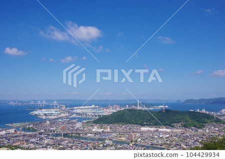 香川縣宇多津町 從青山眺望瀨戶大橋和五色台 香川縣宇多津町 從青山眺望瀨戶大橋和五色台 104429934