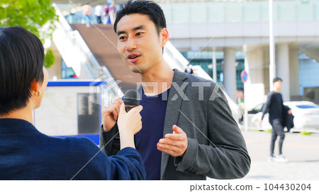 一名男子接受街頭採訪 104430204