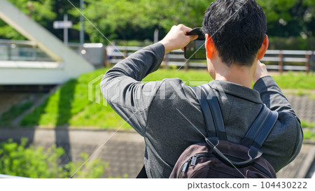 一個男人用智能手機拍風景 104430222