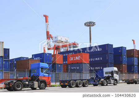 Shinagawa container wharf A trailer waiting to receive a container 104430620