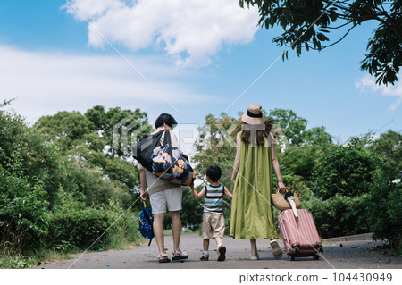 Smiling parent and child child-rearing family going on a family trip during summer vacation 104430949