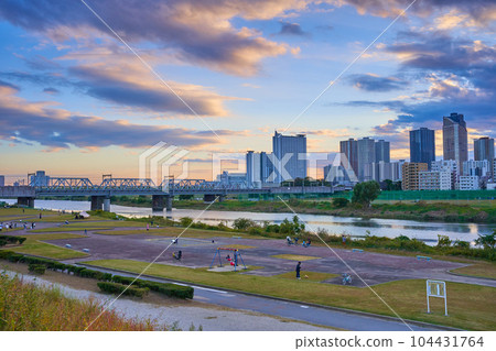 傍晚時分,東京大田區田園町布本町多摩川河床上嬉戲的人們以及西南側的景色(小杉塔大廈、JR等) 傍晚時分,東京大田區田園町布本町多摩川河床上嬉戲的人們以及西南側的景色(小杉塔大廈、JR等) 104431764