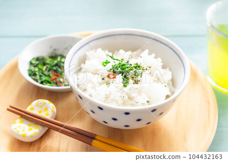 Rice topped with aojiso furikake 104432163