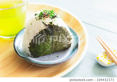 鹽醃青紫蘇三角飯糰 鹽醃青紫蘇三角飯糰 104432171