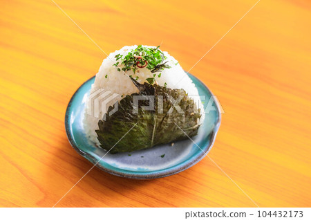 Salt-pickled green perilla triangular rice ball Salt-pickled green perilla triangular rice ball 104432173