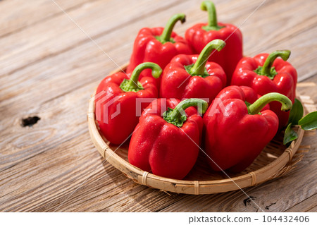 紅辣椒粉 (辣椒粉) 穀倉背景 紅辣椒粉 (辣椒粉) 穀倉背景 104432406