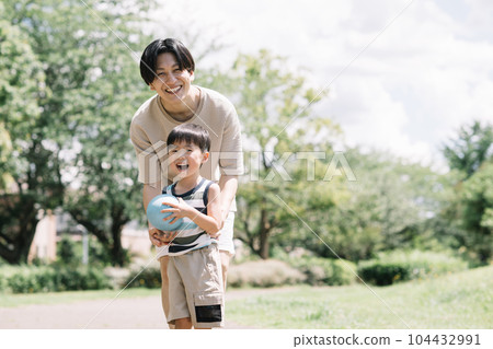 一個和爸爸、父母和孩子玩得很好的男孩,笑容燦爛 一個和爸爸、父母和孩子玩得很好的男孩,笑容燦爛 104432991