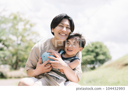 A boy who plays well with his dad, a parent and child with a wonderful smile 104432993