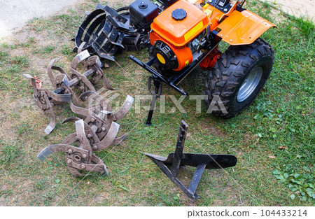 A set of attachments, hiller, milling cutters and lugs. Motoblock for agricultural work. Purchase and running-in of a motor cultivator. 104433214