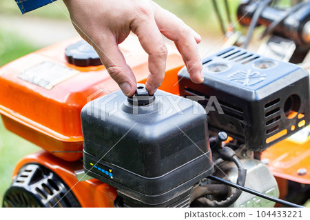 replacement of the air filter in the motoblock, service maintenance of agricultural machinery.Industry, walk-behind tractor 104433221