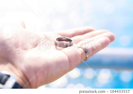 手掌上有閃亮的戒指 104433557