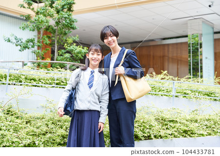 Commemorative photo of junior high school students and teachers 104433781